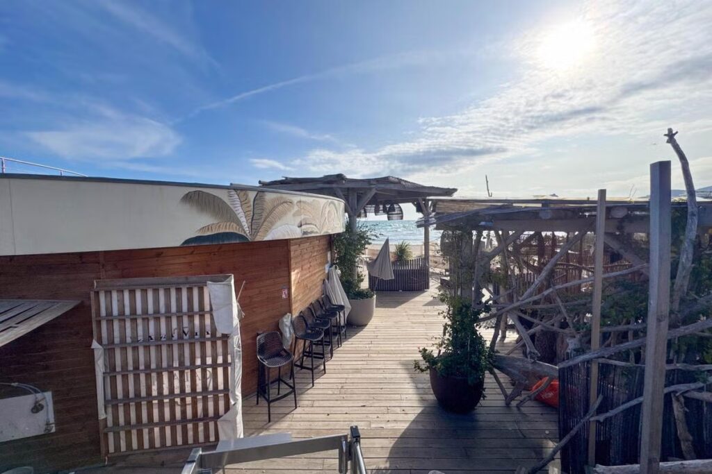 La plage privée azuréenne rouvrira grâce à une procédure d’urgence de la municipalité.