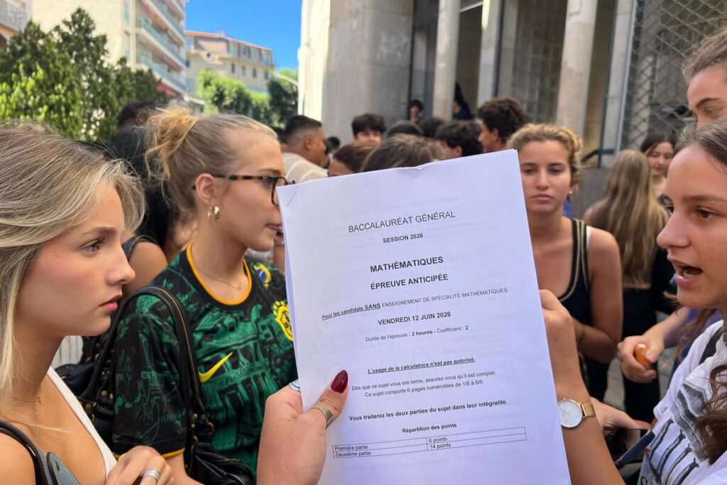 Élèves de première en France réagissent à l’épreuve de mathématiques du baccalauréat.