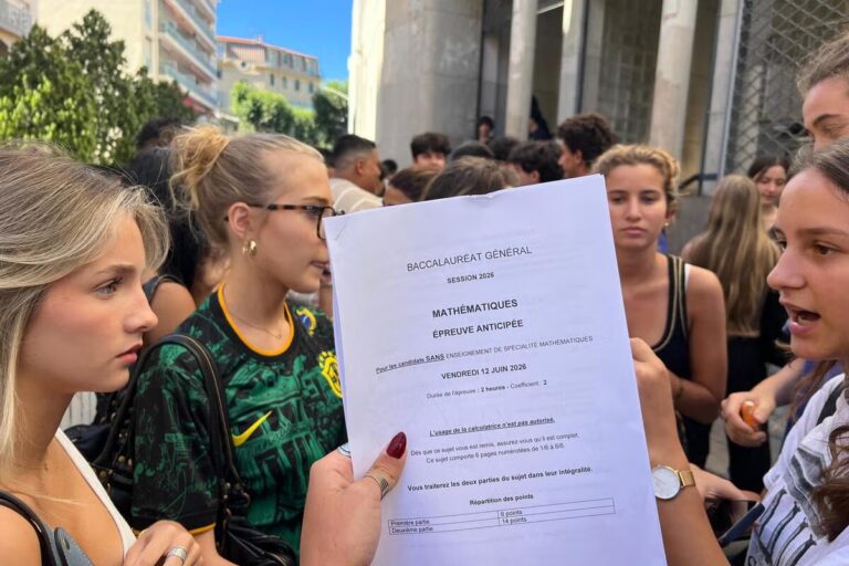 Élèves de première en France réagissent à l’épreuve de mathématiques du baccalauréat.