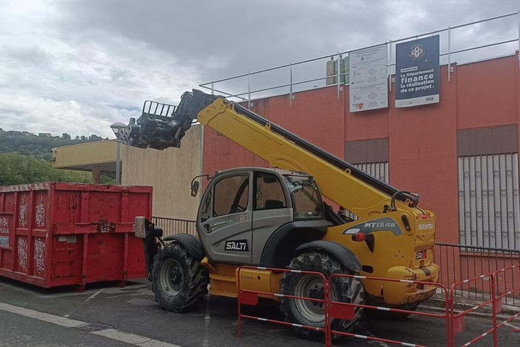 Des panneaux solaires installés sur les bâtiments publics d’un village près de Nice.