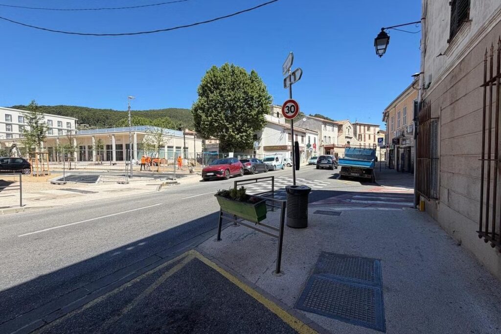 Fermeture de l’avenue de la République : circulation perturbée à La Farlède après trois mois de travaux.