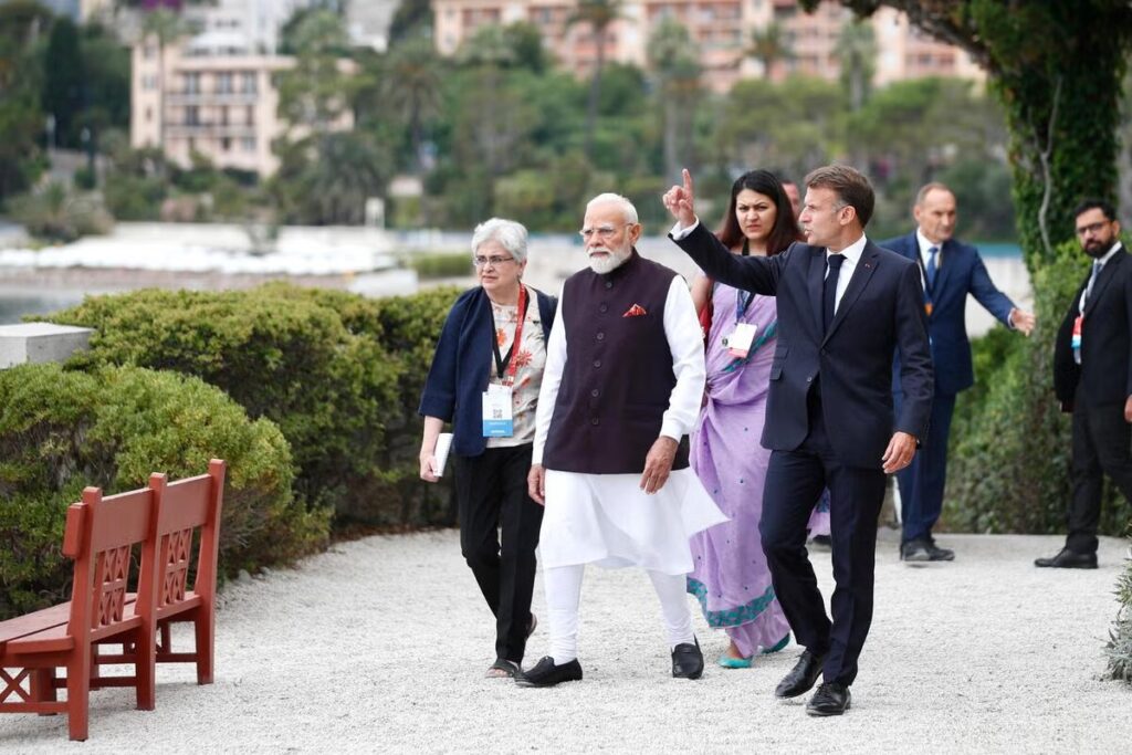 Macron et Modi discutent de nouveaux partenariats et investissements franco-indiens.