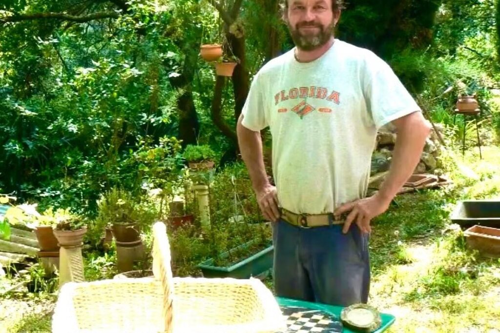 Des artisans de Salernes préservent un savoir-faire ancestral en mettant en valeur leur expertise.