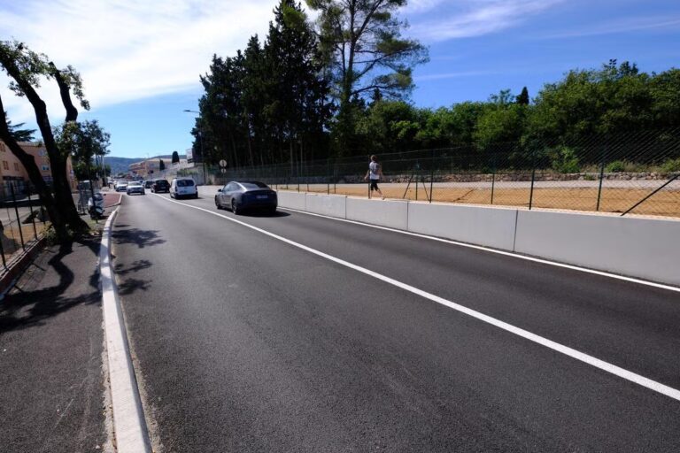 L’élargissement de la route à Grasse met fin à un cimetière de rétroviseurs pour les automobilistes.
