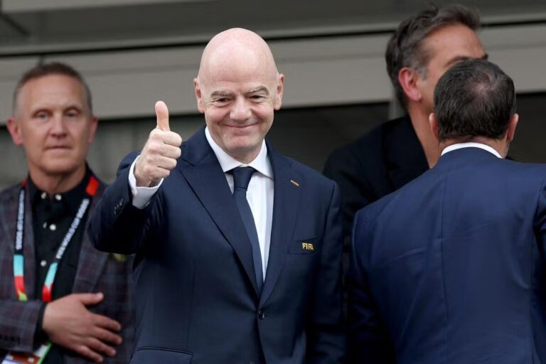 L’empreinte annuelle de 35 à 55 Français liée aux déplacements de Gianni Infantino à la FIFA