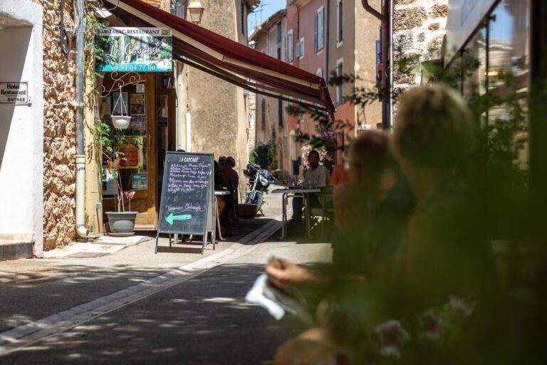 Destitution du maire dans un village du Var : tensions et réactions des habitants