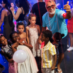 Des enfants de foyers célèbrent la fête de la musique à Juan-les-Pins dans une boîte de nuit.