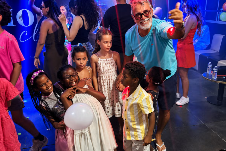 Des enfants de foyers célèbrent la fête de la musique à Juan-les-Pins dans une boîte de nuit.