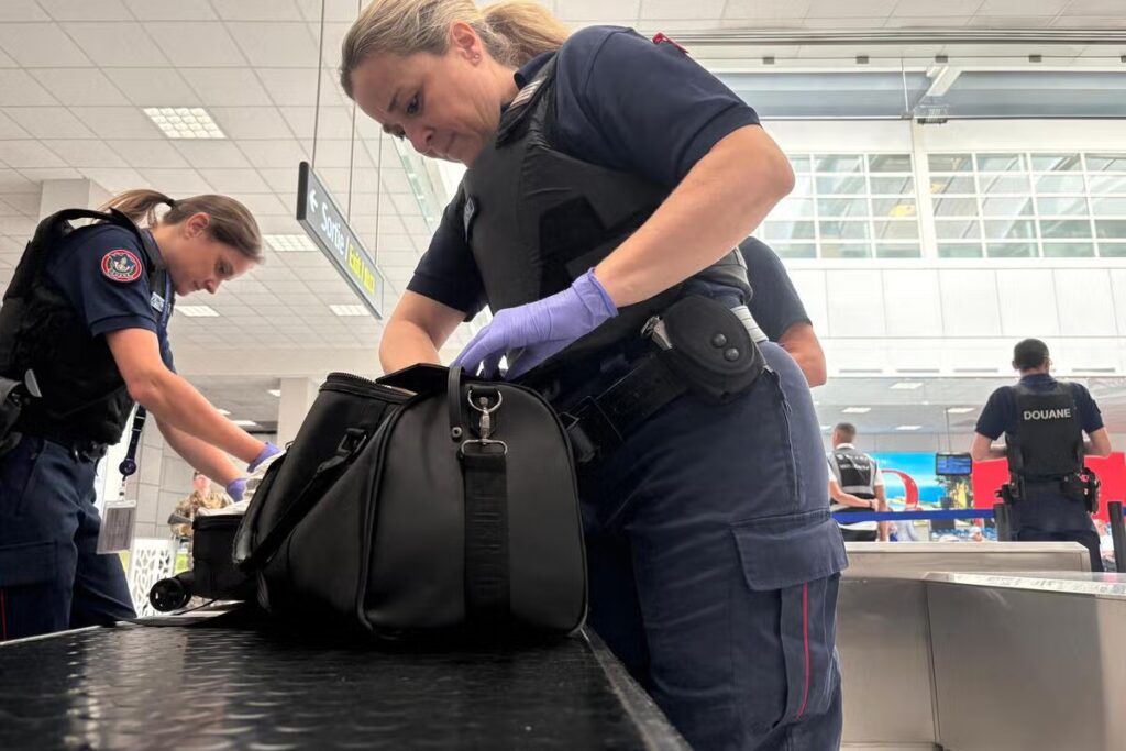Aéroport de Nice : saisie de 16 kg de cannabis dans les bagages d’une passagère thaïlandaise.