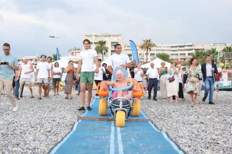 Deux handiplages ouvrent à Nice avec équipements adaptés pour personnes en situation de handicap.