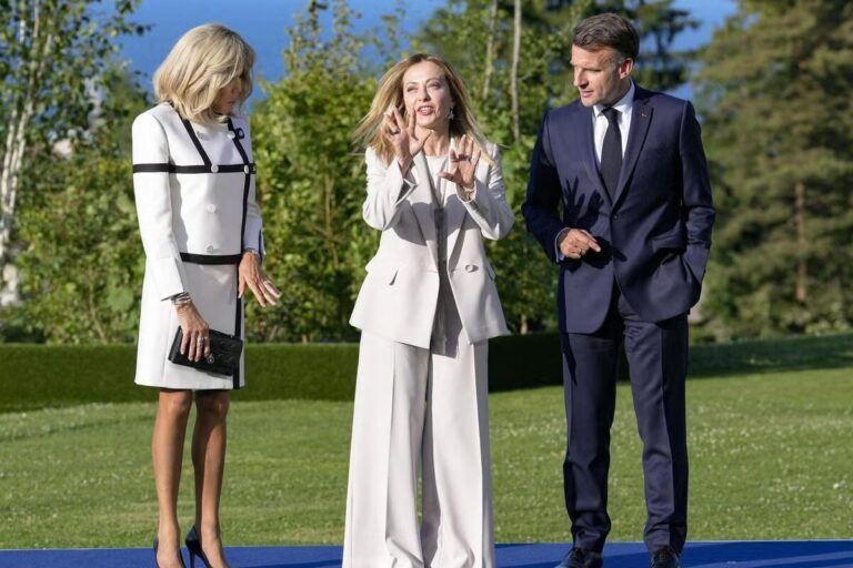 Sommet franco-italien à Antibes : personnalités présentes et thèmes abordés.
