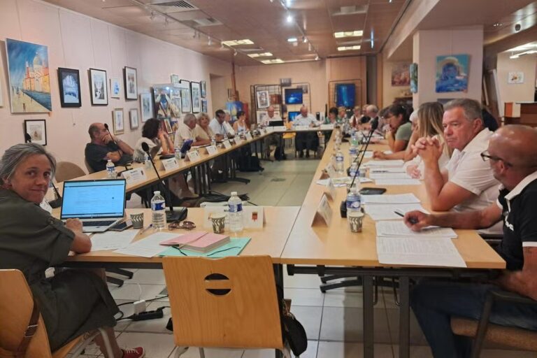 Réhabilitation du centre ancien et formation des élus lors du conseil municipal de Lorgues.