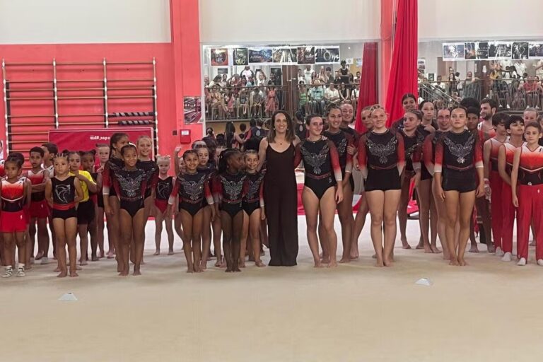 Une championne olympique de gymnastique visite Nice pour promouvoir le sport local.