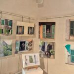 Une artiste locale expose des portraits des figures emblématiques de son village près de Nice.