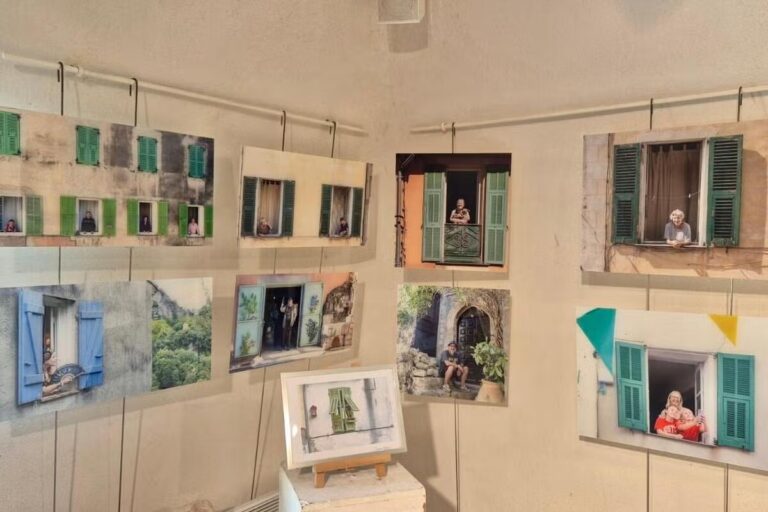Une artiste locale expose des portraits des figures emblématiques de son village près de Nice.
