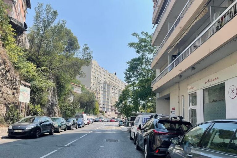Deux mineurs blessés par arme blanche à Nice, enquête ouverte par les autorités locales.