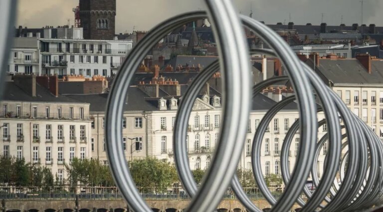 La Région met fin à son soutien au Voyage à Nantes, entraînant des répercussions financières.