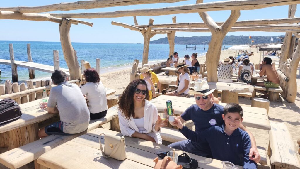 Les Américains affluent à Saint-Tropez et dans le Var, suivant l’exemple de Brad Pitt.