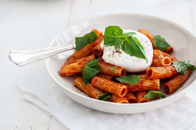 Pâtes rigatoni au pesto rosso et burrata : une recette traditionnelle italienne à redécouvrir.
