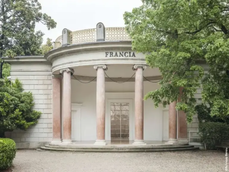 Le pavillon français à Venise met en lumière l’architecture durable et l’innovation.