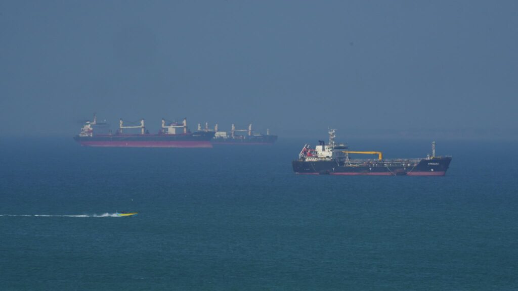 Record de 36 navires traversant le détroit d’Ormuz, atteignant 33% du trafic habituel.