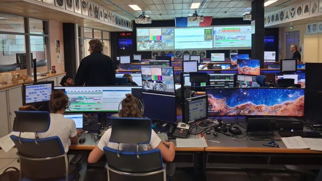 Sophie Adenot réalise une expérience scientifique à bord de la Station spatiale internationale