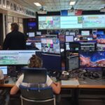 Sophie Adenot réalise une expérience scientifique à bord de la Station spatiale internationale