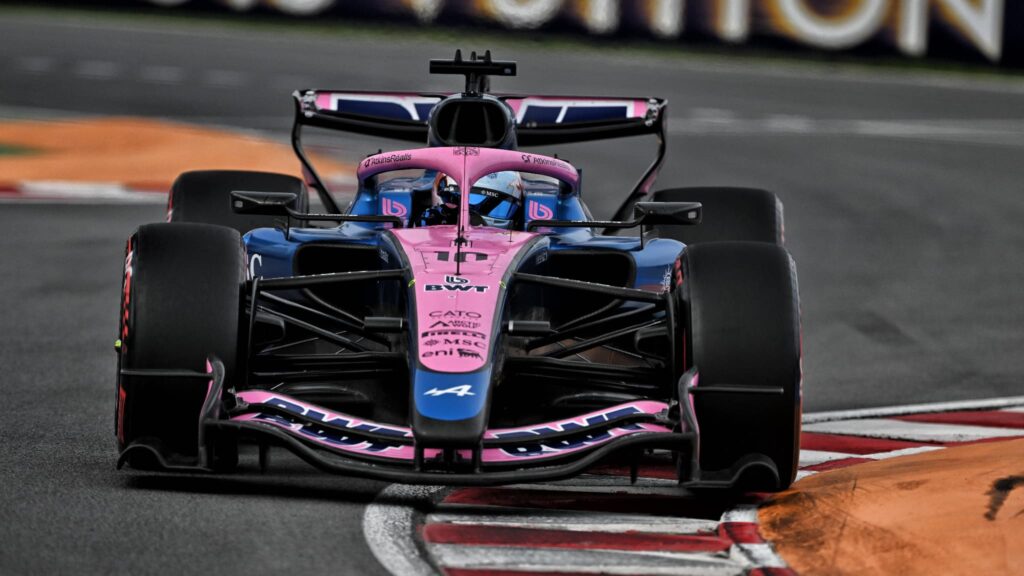 Gucci devient sponsor titre de l’équipe Alpine en Formule 1 pour renforcer sa visibilité.