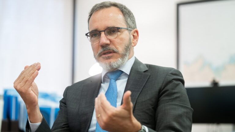 La mondialisation reste intacte, selon le chef-économiste du FMI face aux crises économiques.
