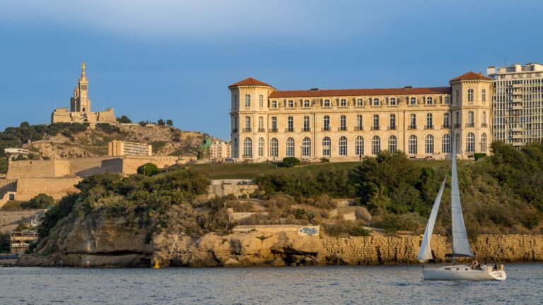 Panne de courant de plus de 24h prive le quartier du Pharo à Marseille de climatisation.