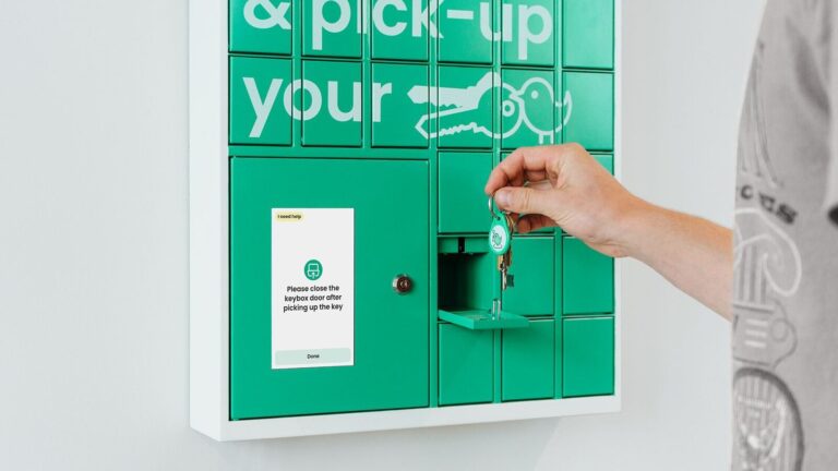 Alternatives aux boîtes à clés : casiers et serrures connectées pour commerçants en France