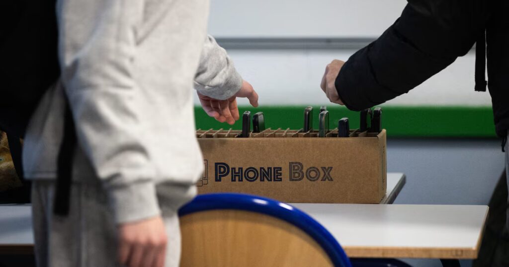 Le téléphone portable interdit au lycée en France dès le 1er septembre 2023.