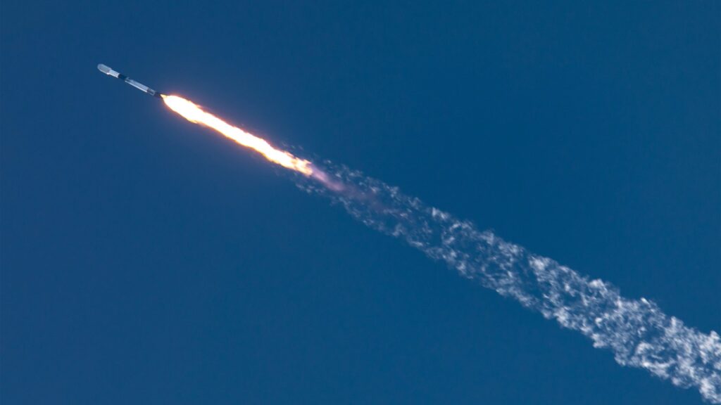 SpaceX lance une nouvelle série de satellites espions américains depuis la Californie.