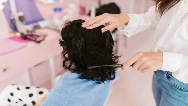 Coiffures dégradées pour femmes : options de volume et style naturel pour cheveux mi-longs.
