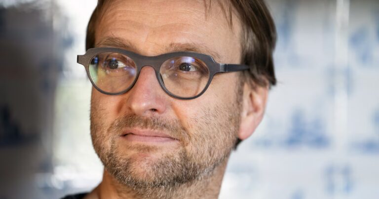 Un responsable culturel se compare à Rodrigo Beenkens lors de l’Ommegang