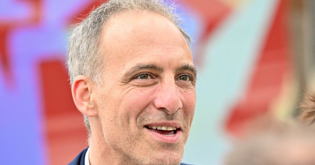 Présidentielle 2027 : Raphaël Glucksmann face à l’incertitude de sa candidature