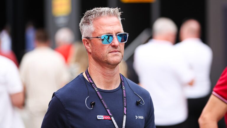 Ralf Schumacher épouse Étienne Bousquet-Cassagne, ancien élu du RN.