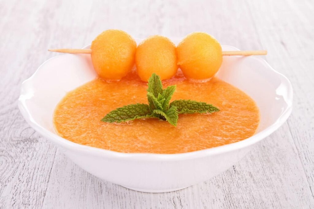 Recette de soupe froide de melon pour des apéritifs estivaux en France.