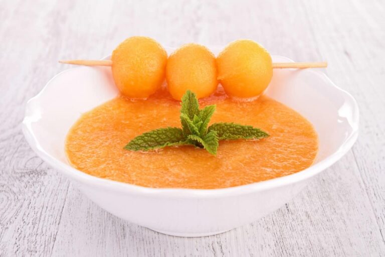 Recette de soupe froide de melon pour des apéritifs estivaux en France.