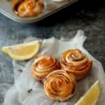 Feuilletés à la truite fumée : une recette traditionnelle mise en avant par des chefs français.