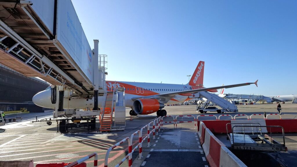 Retards d’avions : indemnisation des passagers face à des règles renforcées en Europe