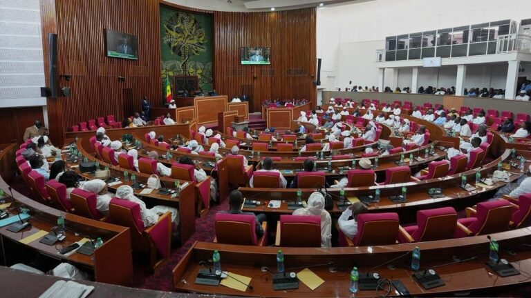 Sénégal : l’Assemblée nationale débat d’une réforme constitutionnelle contestée.
