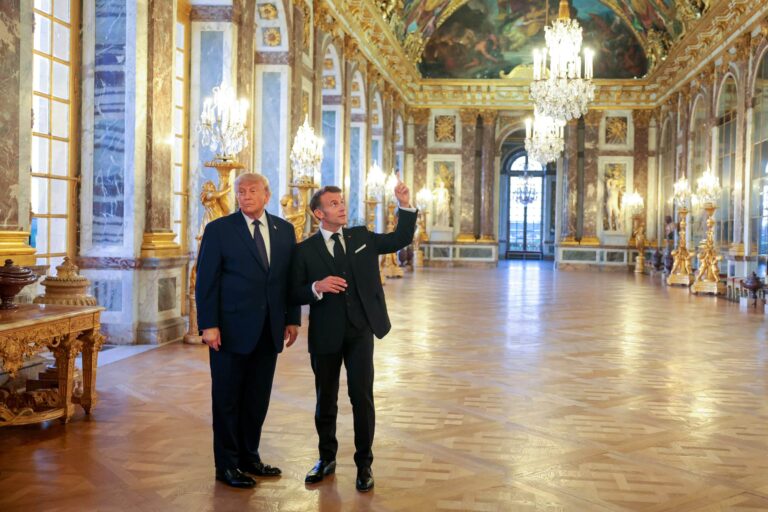 Les présidents américain et iranien signent un accord pour mettre fin aux hostilités.