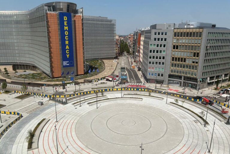 Le nouvel aménagement du rond-point Schuman critiqué par son architecte comme un échec.