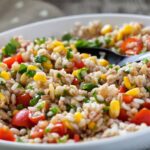 Recette de salade de riz au thon, œufs et tomates : un plat traditionnel simple à préparer.