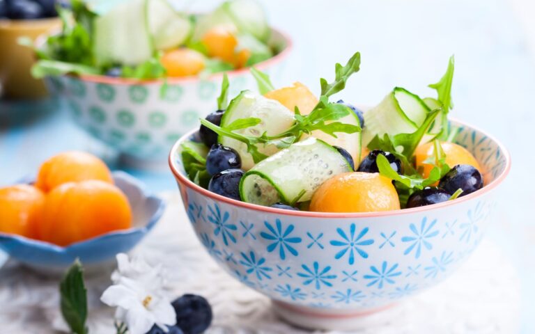 La nouvelle salade estivale remplace la tomate-mozzarella dans les restaurants français.