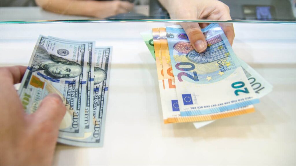 Faux billets de 28 500 $ découverts dans une banque : un caissier et son neveu jugés.