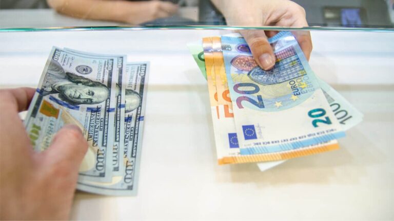 Faux billets de 28 500 $ découverts dans une banque : un caissier et son neveu jugés.