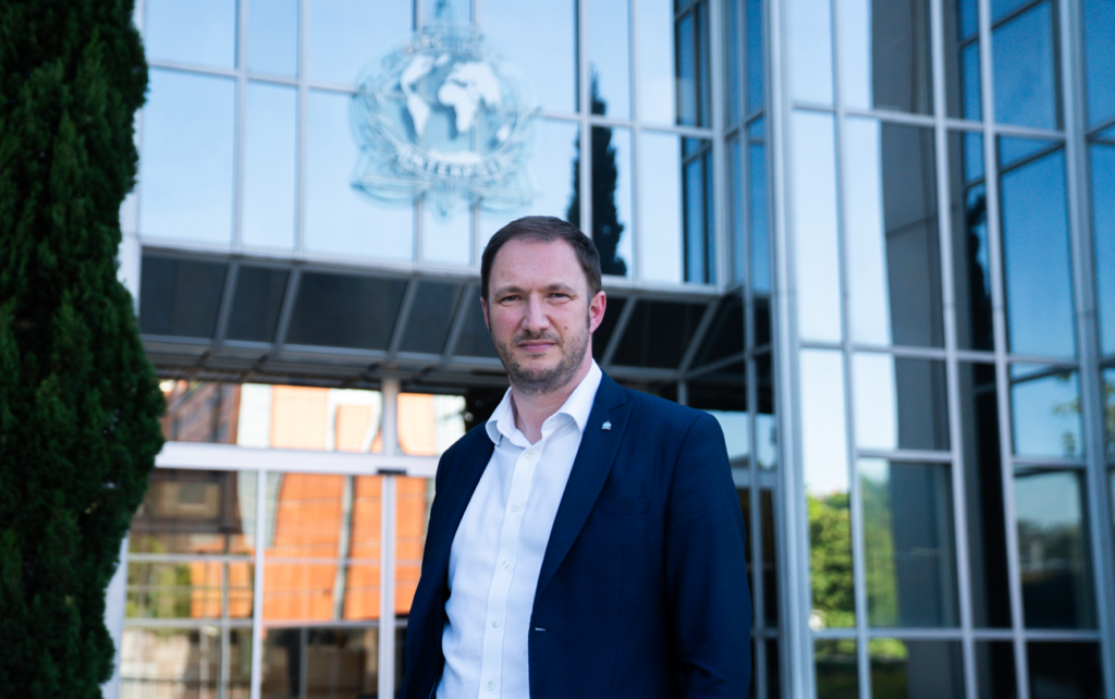 Interpol appelle à cesser la stigmatisation des victimes âgées d’escroqueries à l’IA.