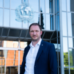 Interpol appelle à cesser la stigmatisation des victimes âgées d’escroqueries à l’IA.